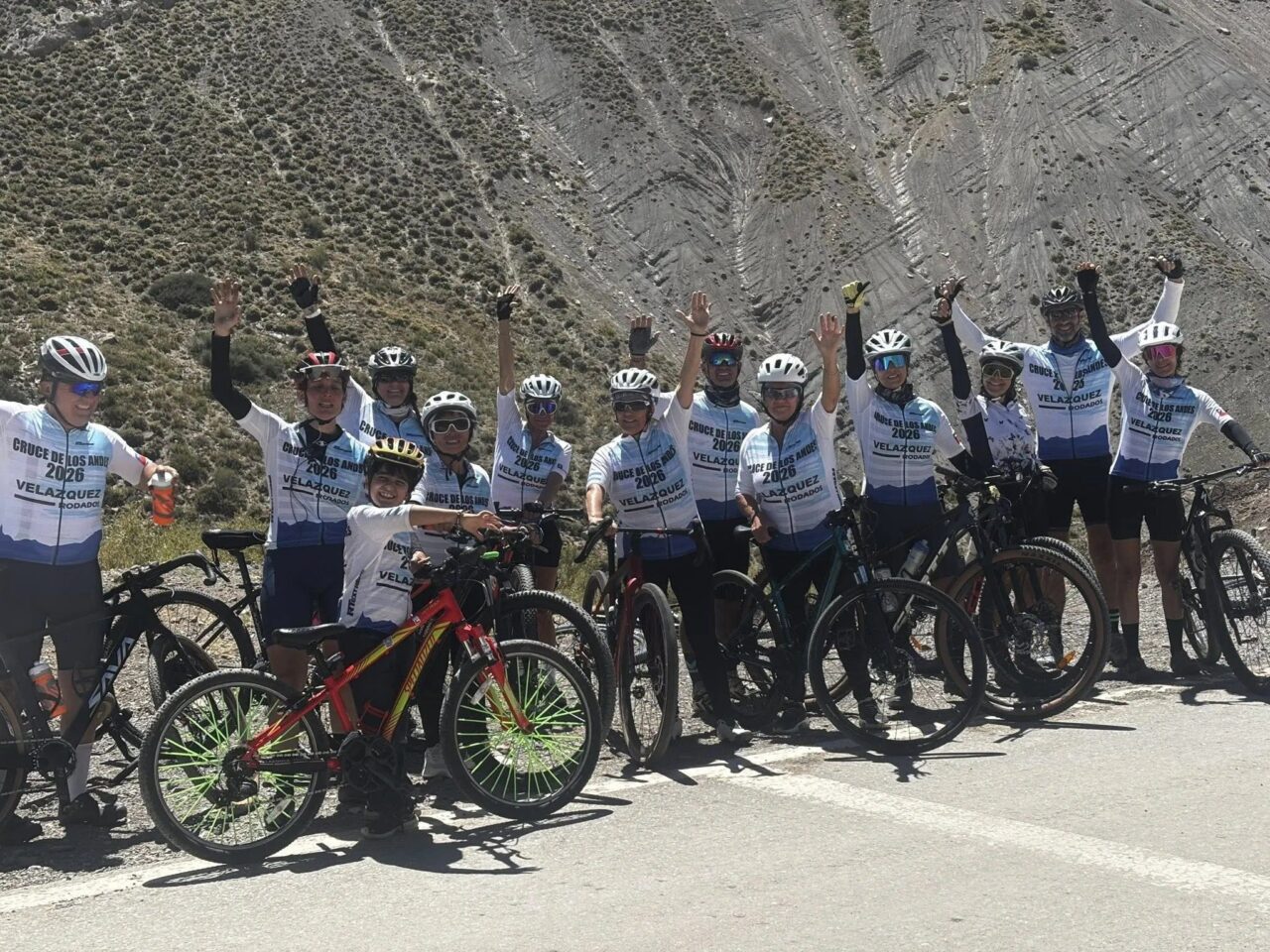 CICLISTAS DE LA REGIÓN CRUZARON LA CORDILLERA POR EL PASO PEHUENCHE