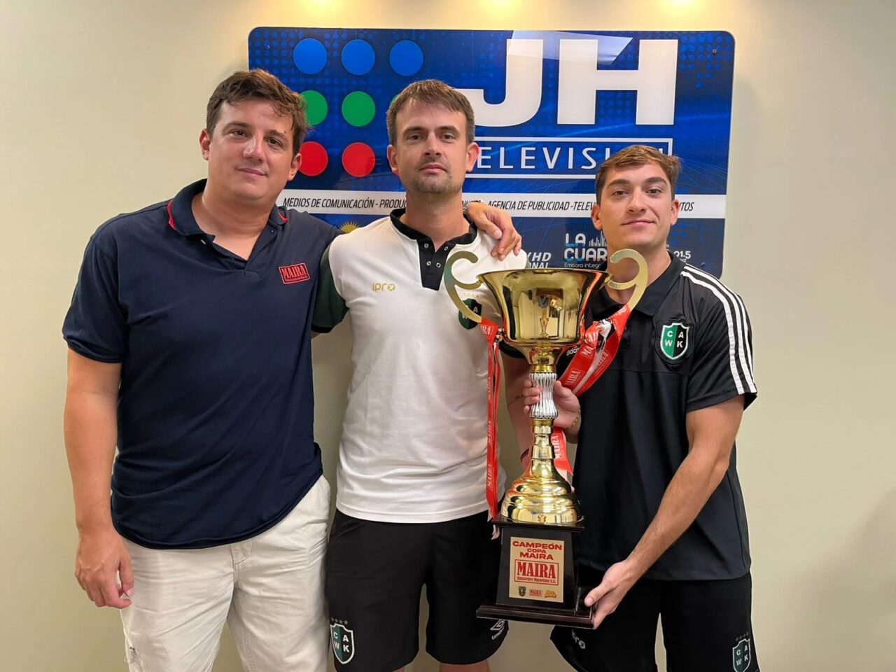 WILLIAMS KEMMIS RECIBIÓ LA COPA MAIRA EN “LA TIRA DEPORTIVA”