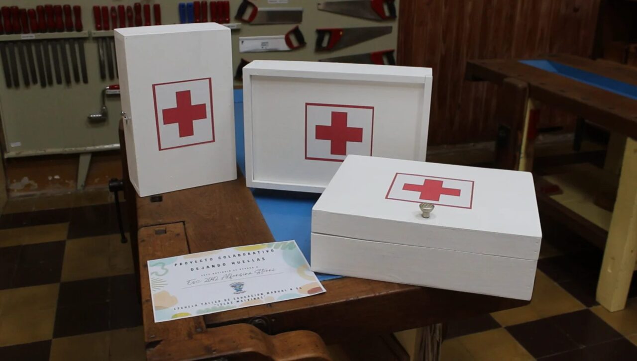 ENTREGARON BOTIQUINES ELABORADOS POR LA ESCUELA TALLER LAS ROSAS