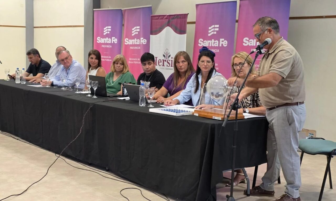 EN HERSILIA SE REALIZÓ EL SORTEO DE 10 VIVIENDAS CONSTRUIDAS POR LA PROVINCIA POR ADMINISTRACIÓN COMUNAL