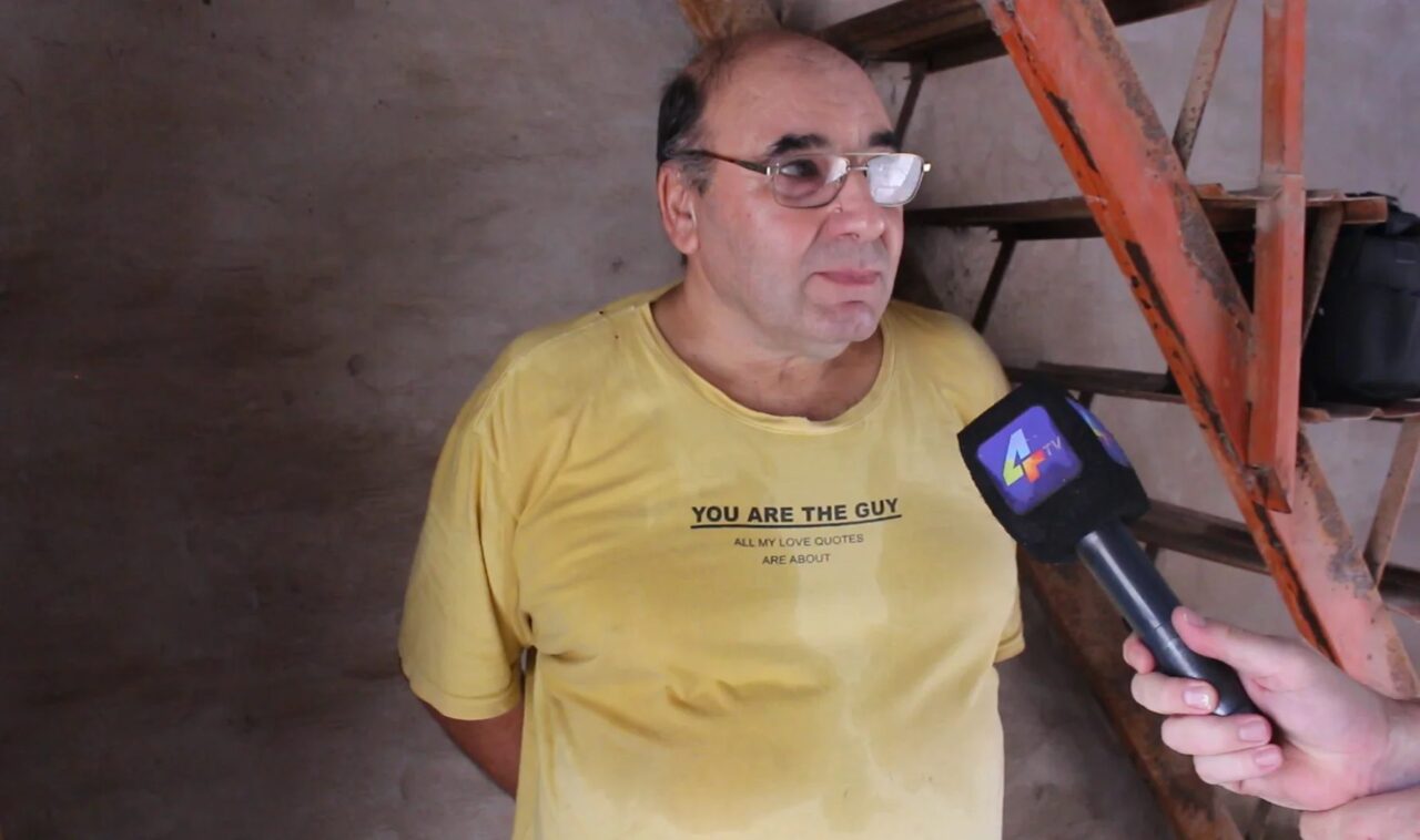 EL HOMBRE QUE LE DA CUERDA AL RELOJ DE LA PARROQUIA SANTA ROSA DE LIMA