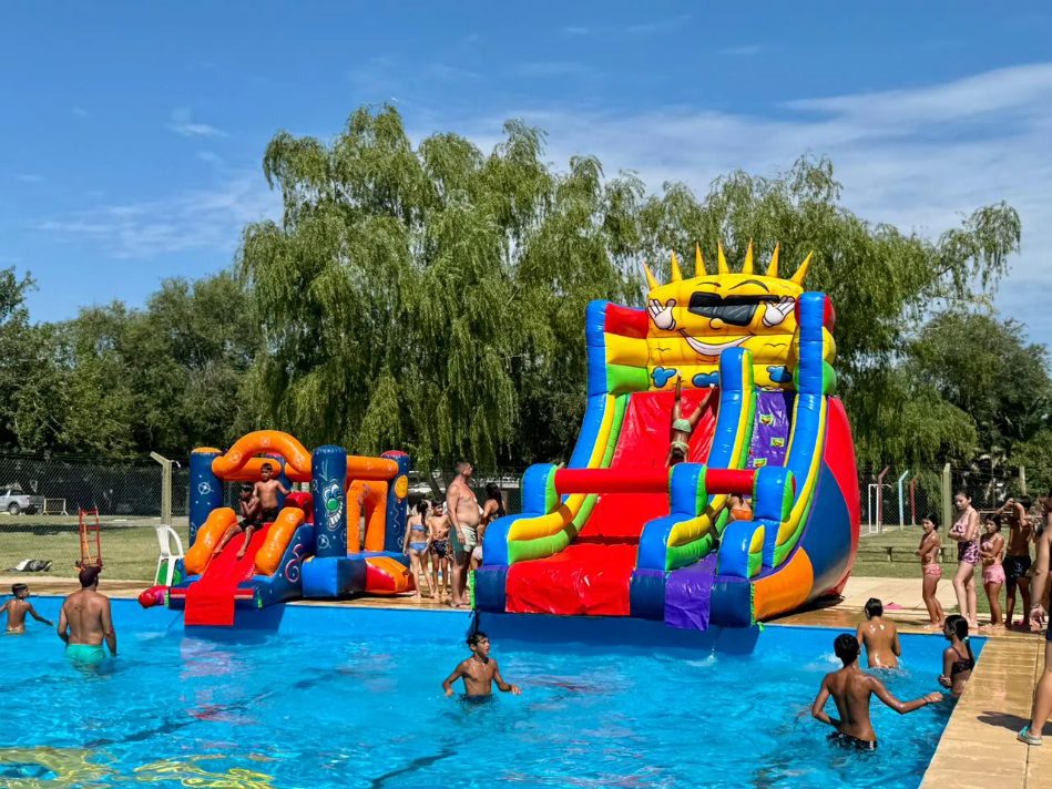 CAÑADA DE GÓMEZ: LAS ESCUELAS DE VERANO DISFRUTARON DE JORNADAS DE JUEGOS EN EL AGUA