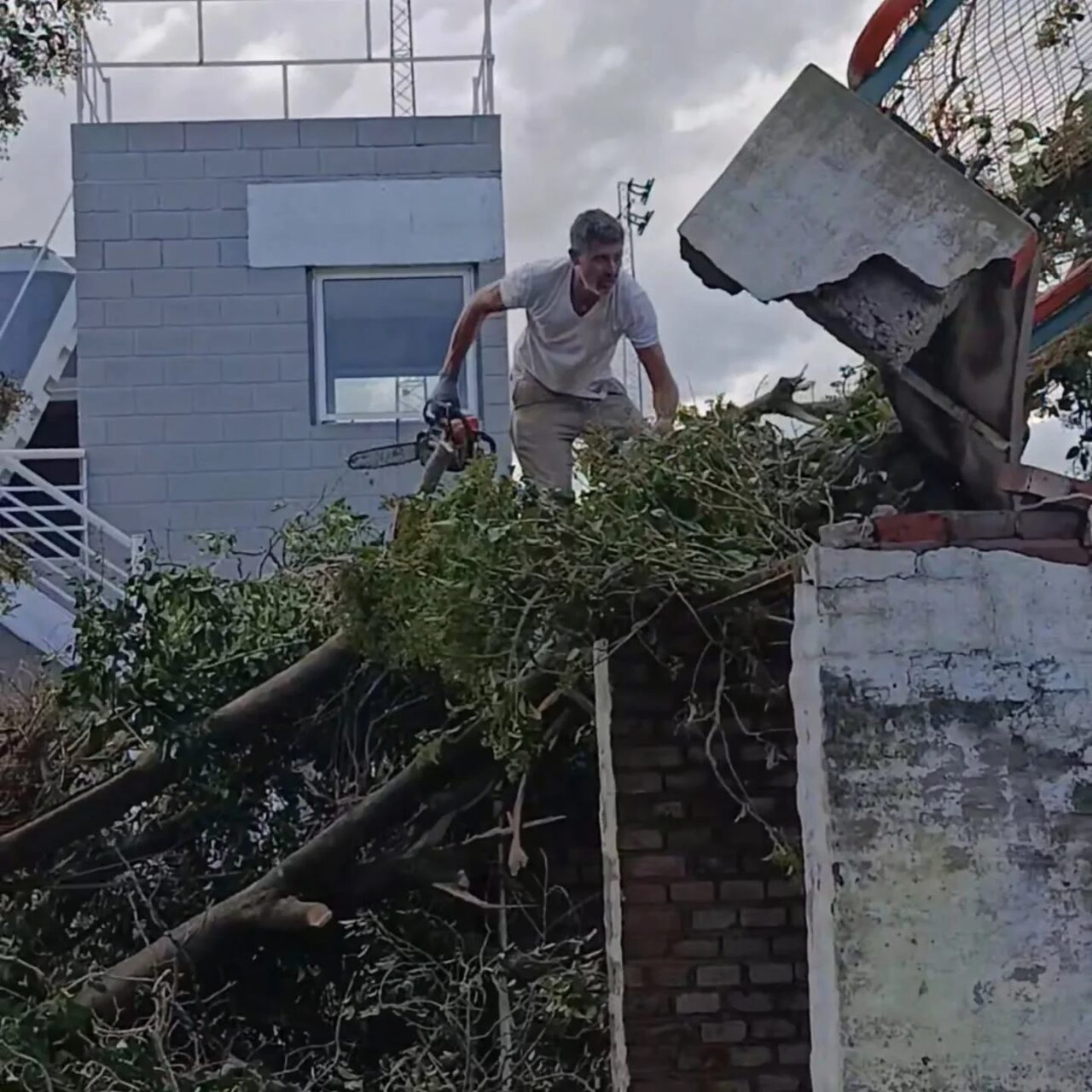 MONTES DE OCA: INTENSO TRABAJO PARA RECUPERAR EL PREDIO DE ATLÉTICO TRAS LA TORMENTA
