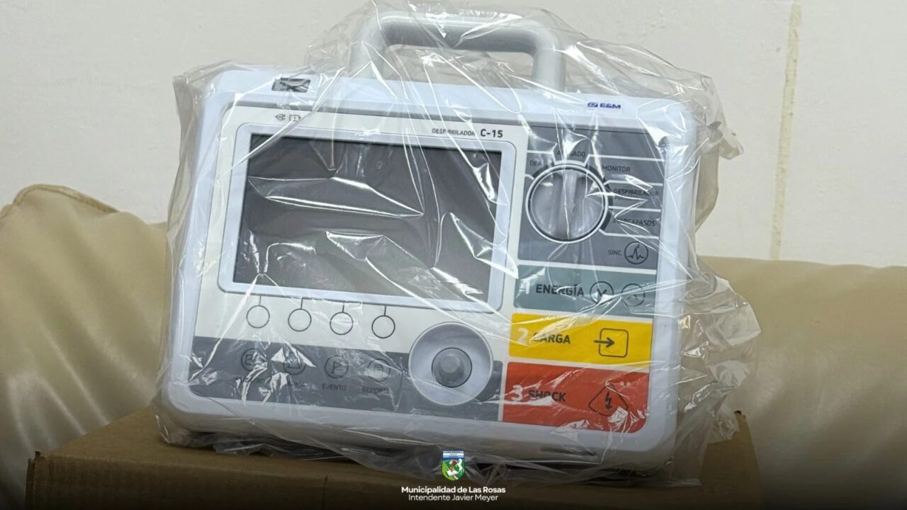 LAS ROSAS: EL MUNICIPIO ENTREGÓ UN CARDIODESFIBRILADOR AL SAMCO LOCAL