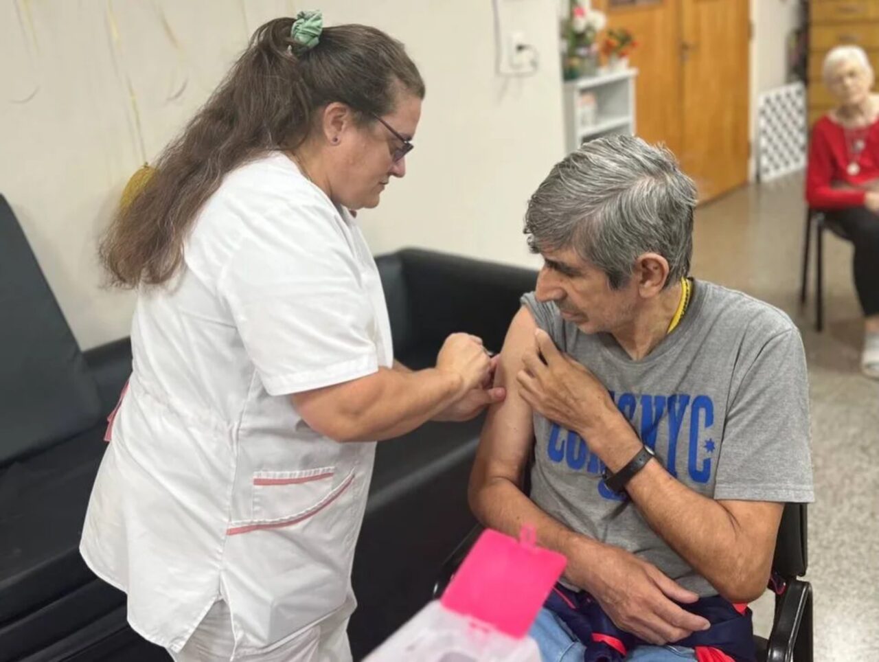 LAS PAREJAS: AVANZAN CON LA VACUNACIÓN ANTIGRIPAL EN EL HOGAR SAN CAYETANO
