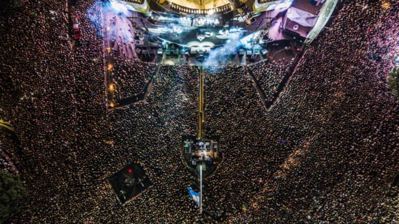 ROSARIO SIEMPRE ESTUVO CERCA: MÁS DE 300 MIL PERSONAS ABRAZARON A FITO EN UN REENCUENTRO HISTÓRICO CON SU CIUDAD