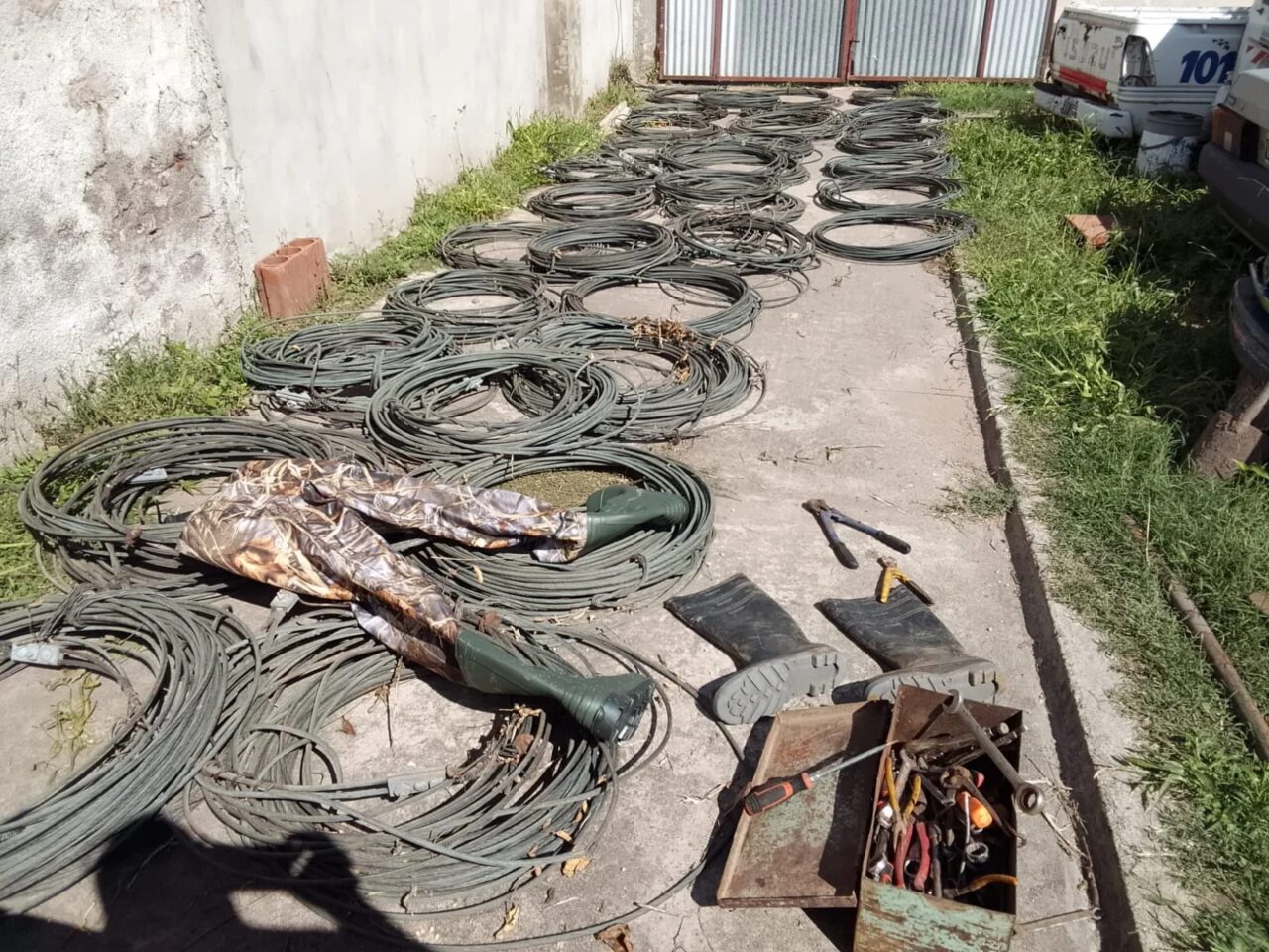 PERSECUCIÓN RURAL EN ARMSTRONG: SECUESTRAN CAMIONETA CON CABLES DE ALTO VOLTAJE VALUADOS EN $8 MILLONES