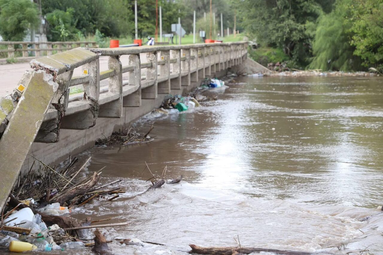 CRECIDA DEL RÍO FRENA LA REPARACIÓN DEL PUENTE DE RUTA 9 EN CARCARAÑÁ