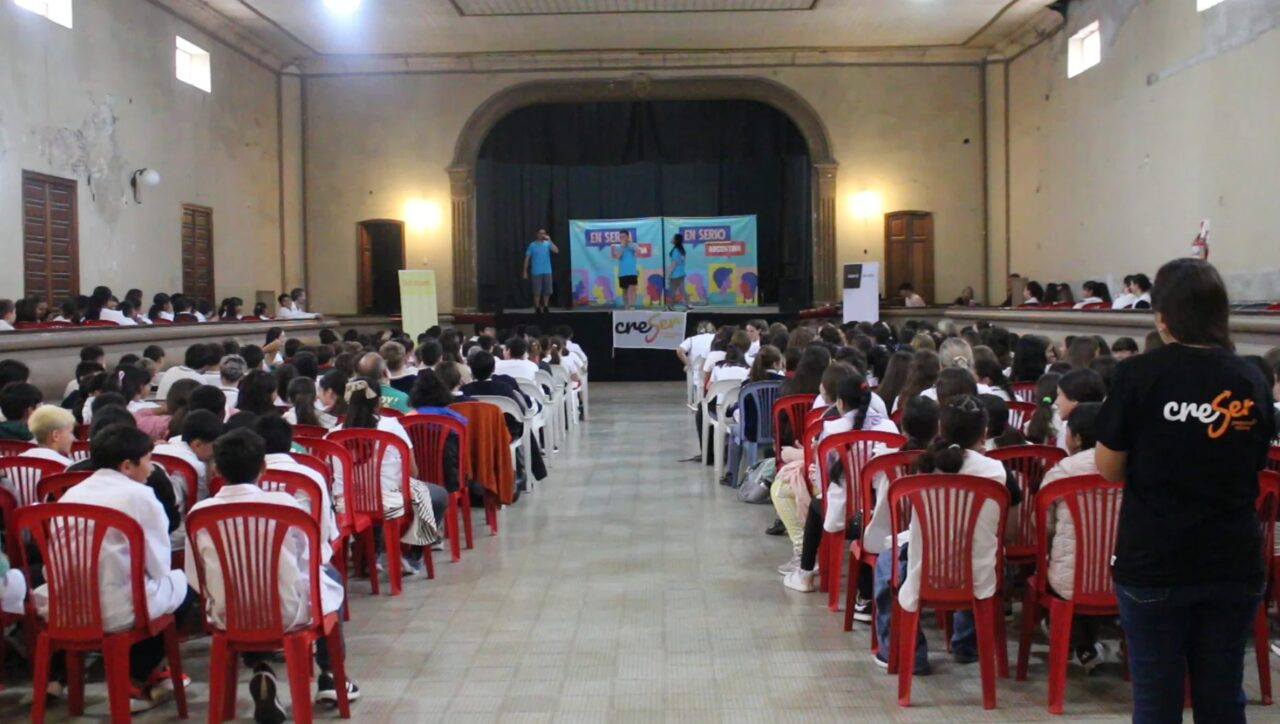 “EN SERIO”: TEATRO PARA REFLEXIONAR SOBRE CONSUMOS PROBLEMÁTICOS EN LA REGIÓN