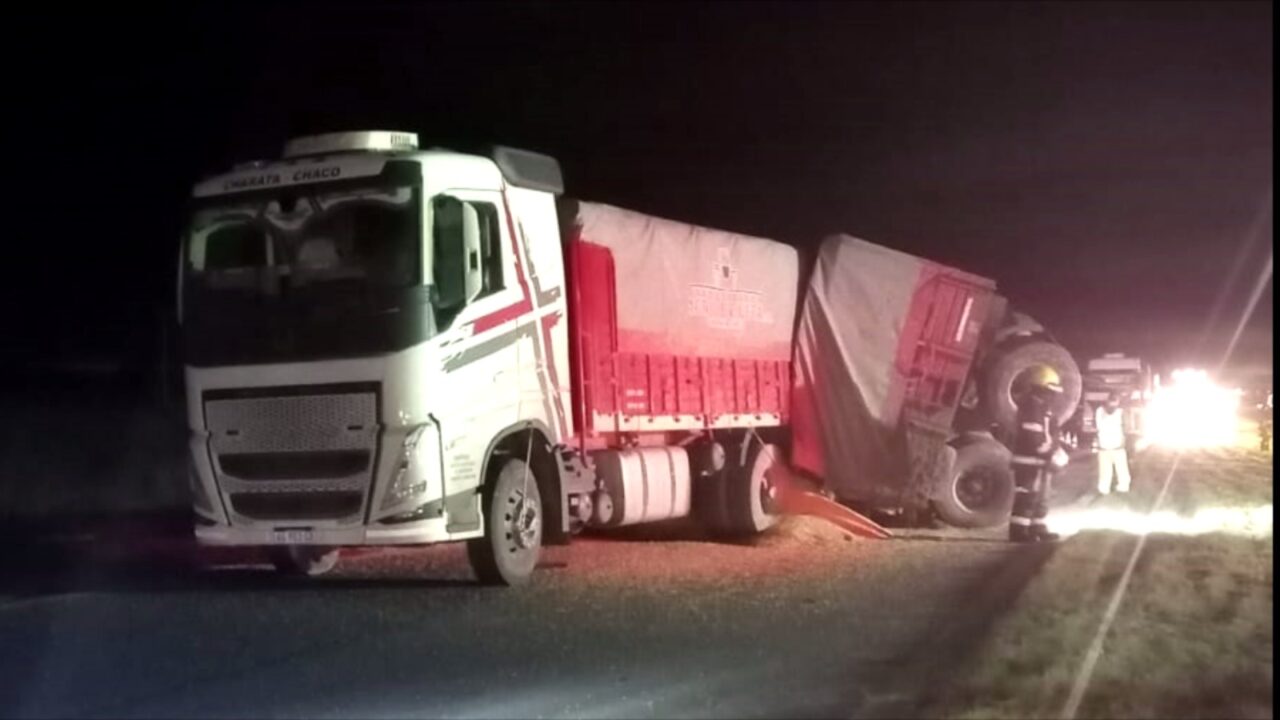 VUELCO DE UN CAMIÓN EN LA AUTOPISTA: IMPORTANTE OPERATIVO Y CORTE TOTAL DEL TRÁNSITO