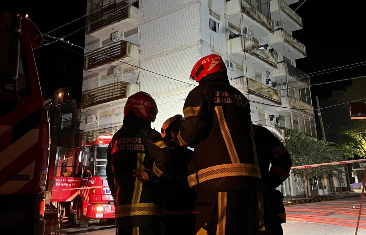 CONTINÚA CLAUSURADO EL EDIFICIO INCENDIADO EN PLENO CENTRO DE CAÑADA DE GÓMEZ
