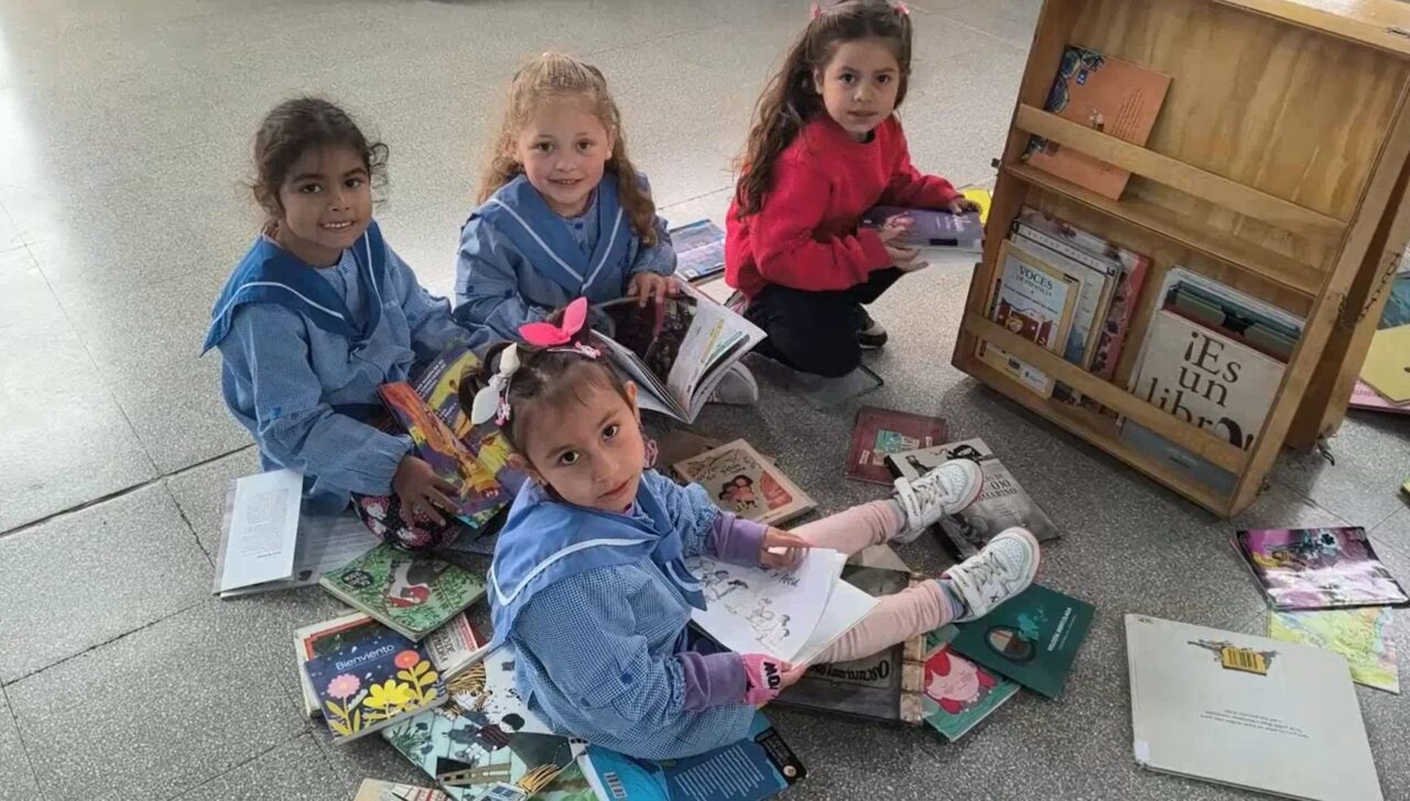 CARCARAÑÁ CELEBRÓ EL DÍA DE LOS JARDINES DE INFANTES CON LA VISITA DE LA BIBLIOTECA AMBULANTE