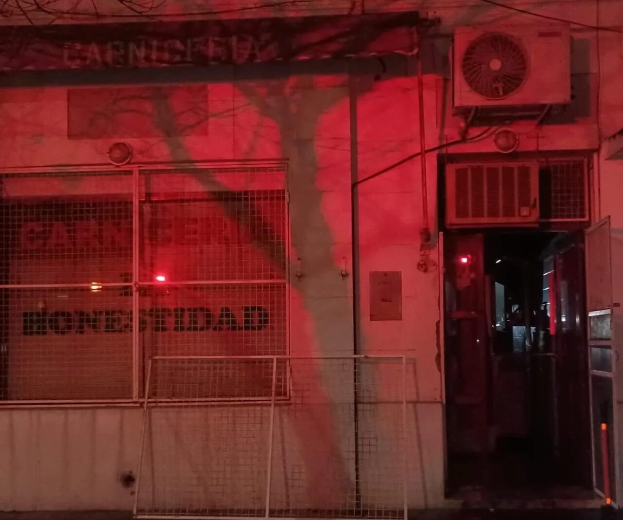 IMPORTANTE INCENDIO EN UNA CARNICERÍA DE LAS ROSAS: TRES DOTACIONES TRABAJARON DURANTE LA MADRUGADA