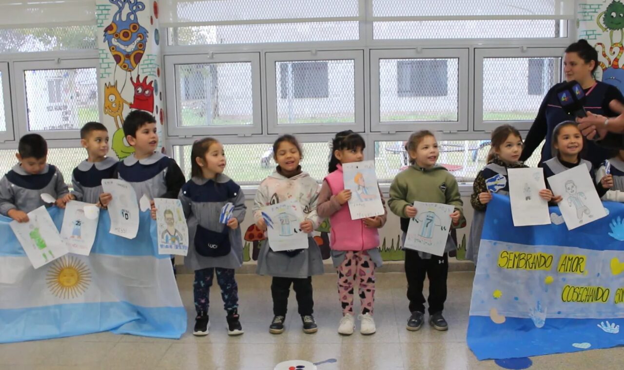 LAS ROSAS: ALUMNOS DE LOS JARDINES REALIZARON SU PROPIA BANDERA
