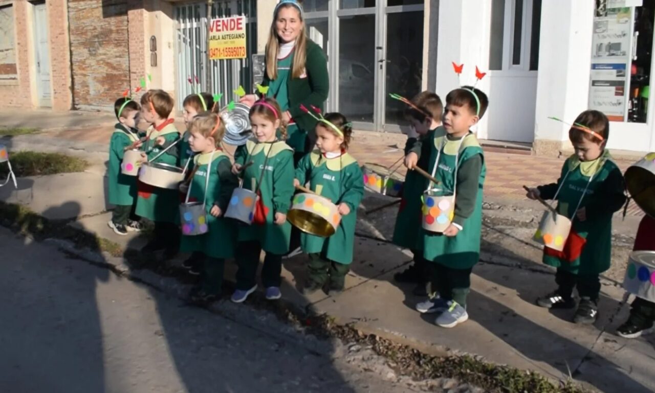 LAS ROSAS CELEBRÓ EL DÍA DE LOS JARDINES DE INFANTES CON UNA COLORIDA CAMINATA FAMILIAR