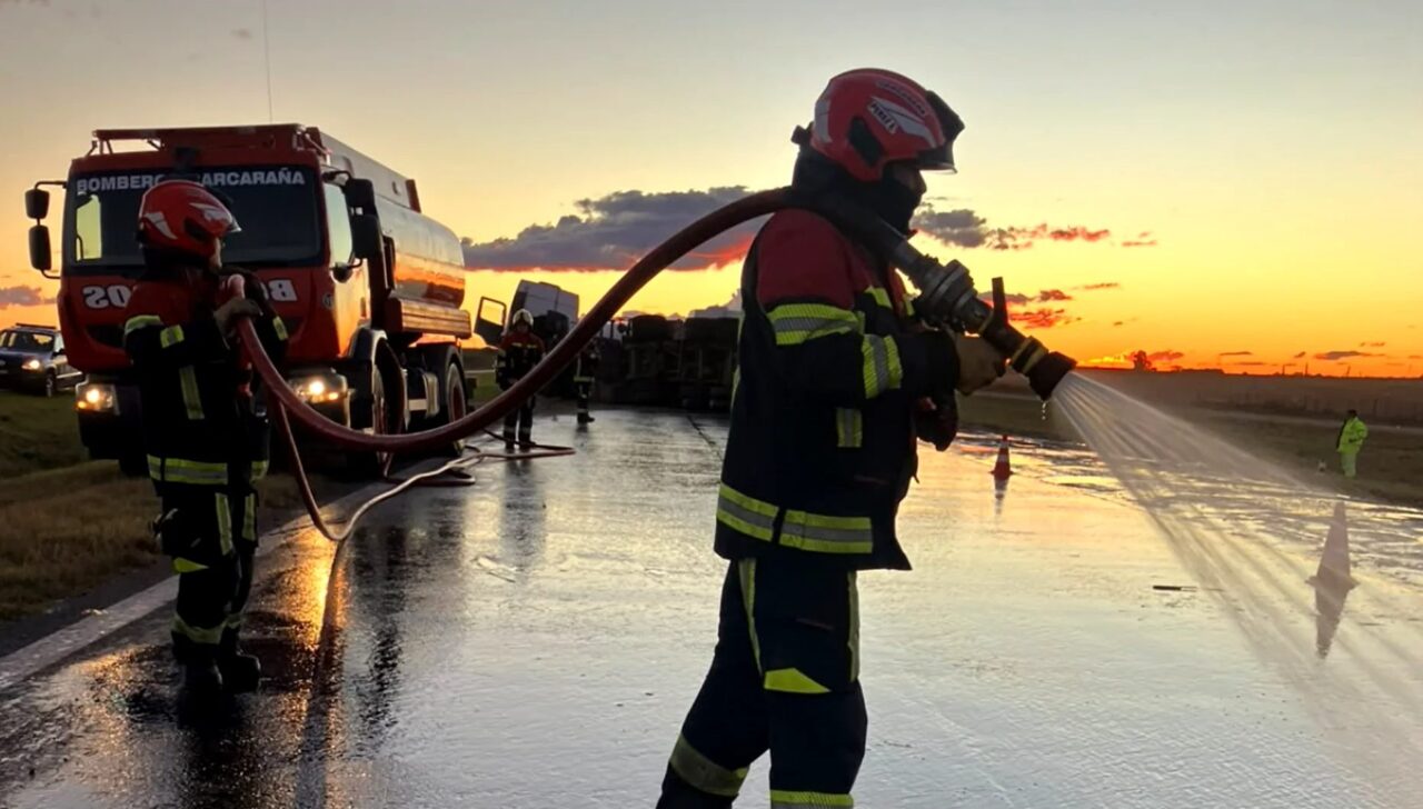 VUELCO DE UN CAMIÓN CISTERNA EN LA AUTOPISTA ROSARIO-CÓRDOBA: TRABAJARON BOMBEROS DE CARCARAÑÁ