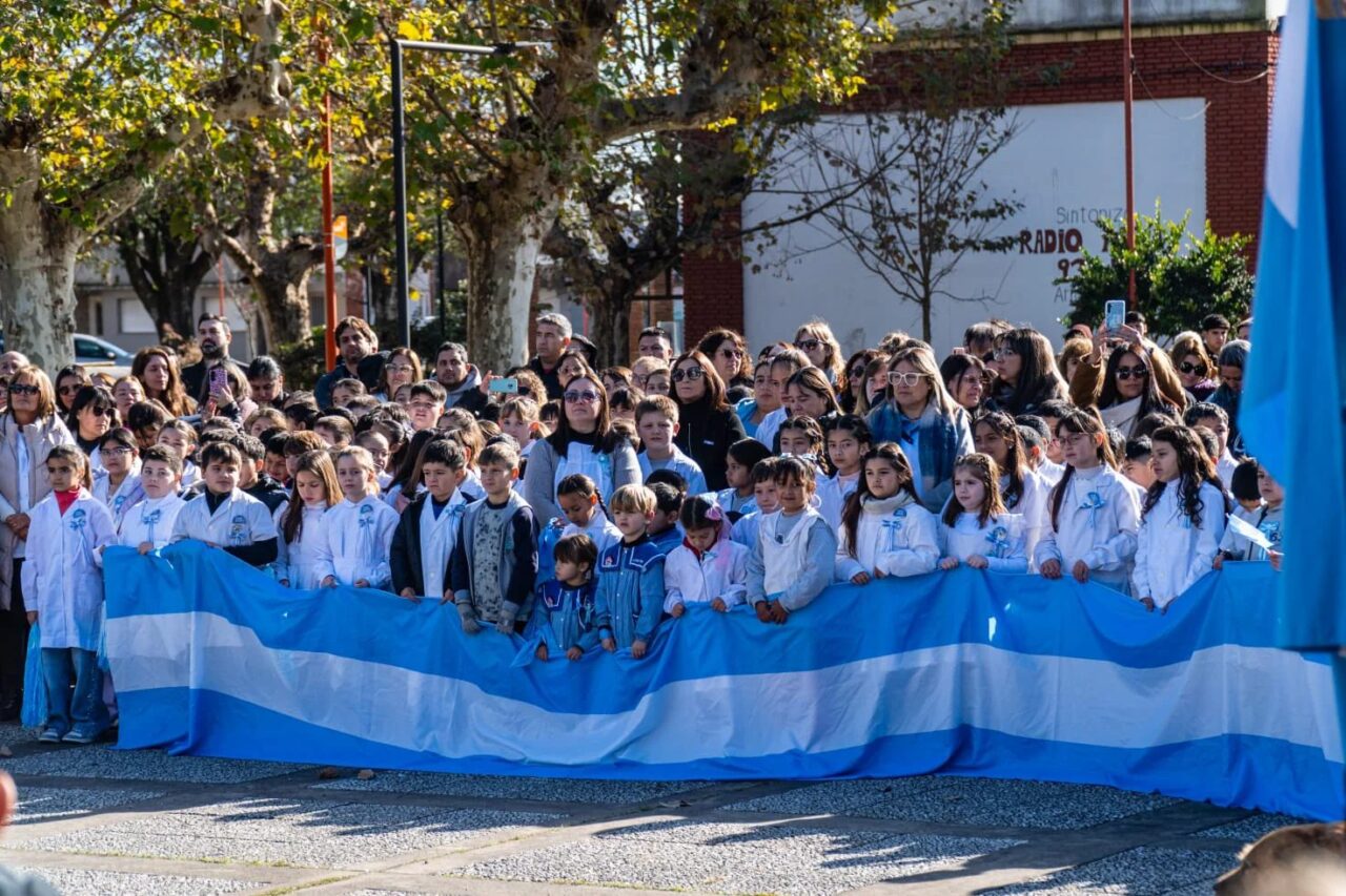 ARMSTRONG CELEBRÓ EL DÍA DE LA BANDERA CON UN EMOTIVO ACTO EN PLAZA SAN MARTÍN