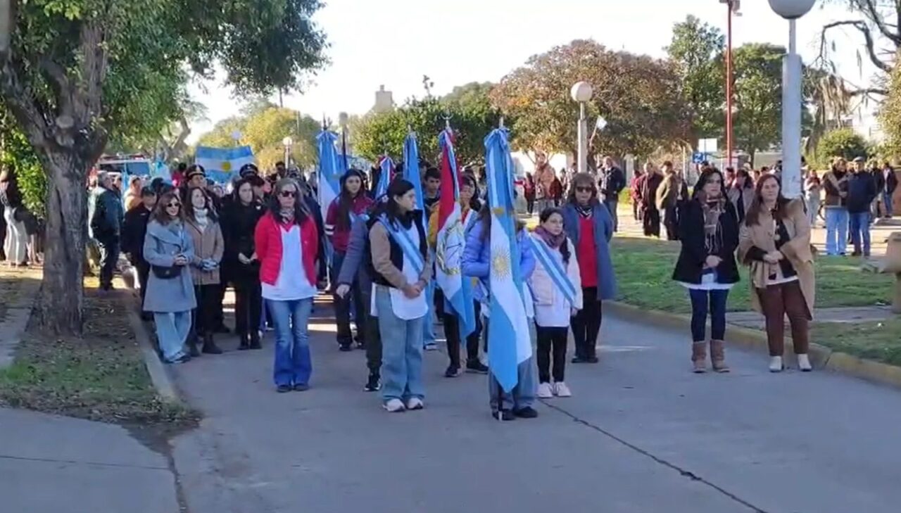 BOUQUET CELEBRÓ EL DÍA DE LA BANDERA CON UN EMOTIVO ACTO Y UNA BANDERA DE 25 METROS