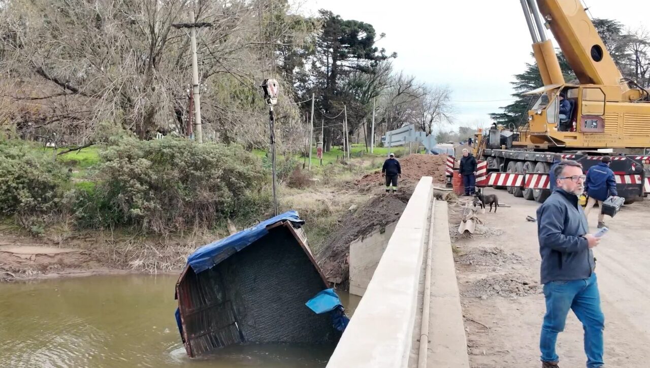 RETIRARON EL CAMIÓN HUNDIDO EN EL RÍO CARCARAÑÁ TRAS UN IMPORTANTE OPERATIVO