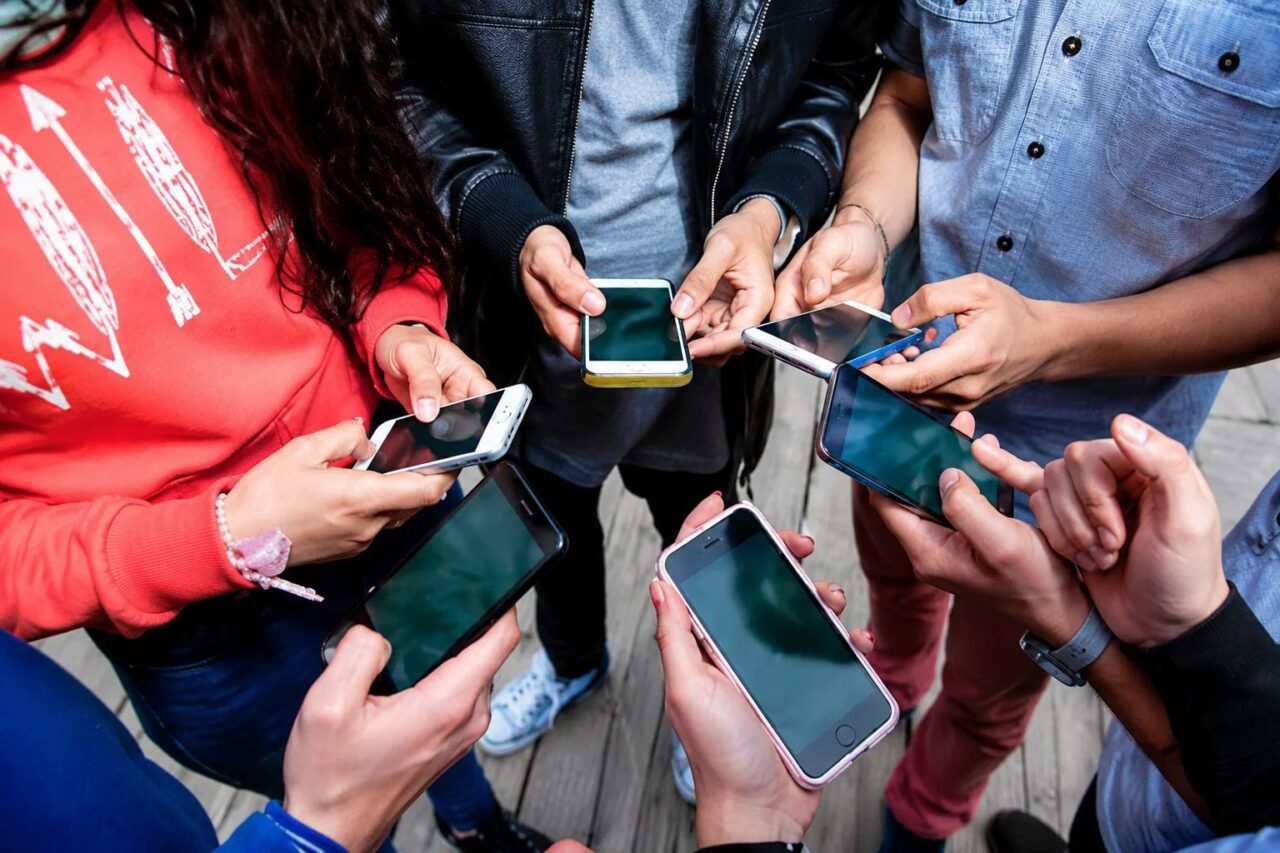 ADOLESCENCIA Y TECNOLOGÍA: LA IMPORTANCIA DEL DIÁLOGO PARA ACOMPAÑAR A LOS JÓVENES