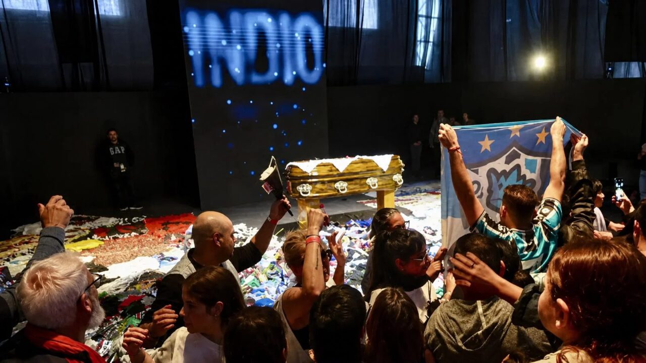 TRAS MÁS DE 18 HORAS FINALIZÓ LA MULTITUDINARIA DESPEDIDA DEL INDIO SOLARI