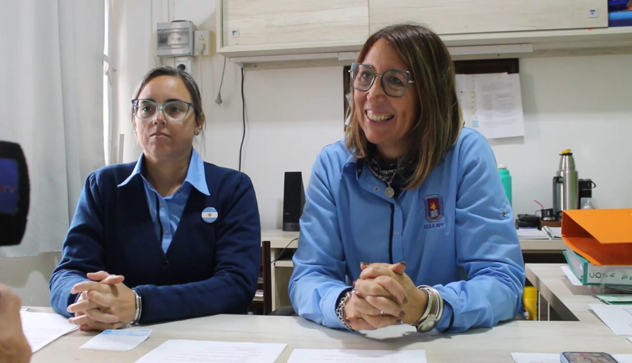 LAS ROSAS: LA ESCUELA Nº 217 REALIZA UNA NUEVA FERIA AMERICANA CON ROPA DE INVIERNO