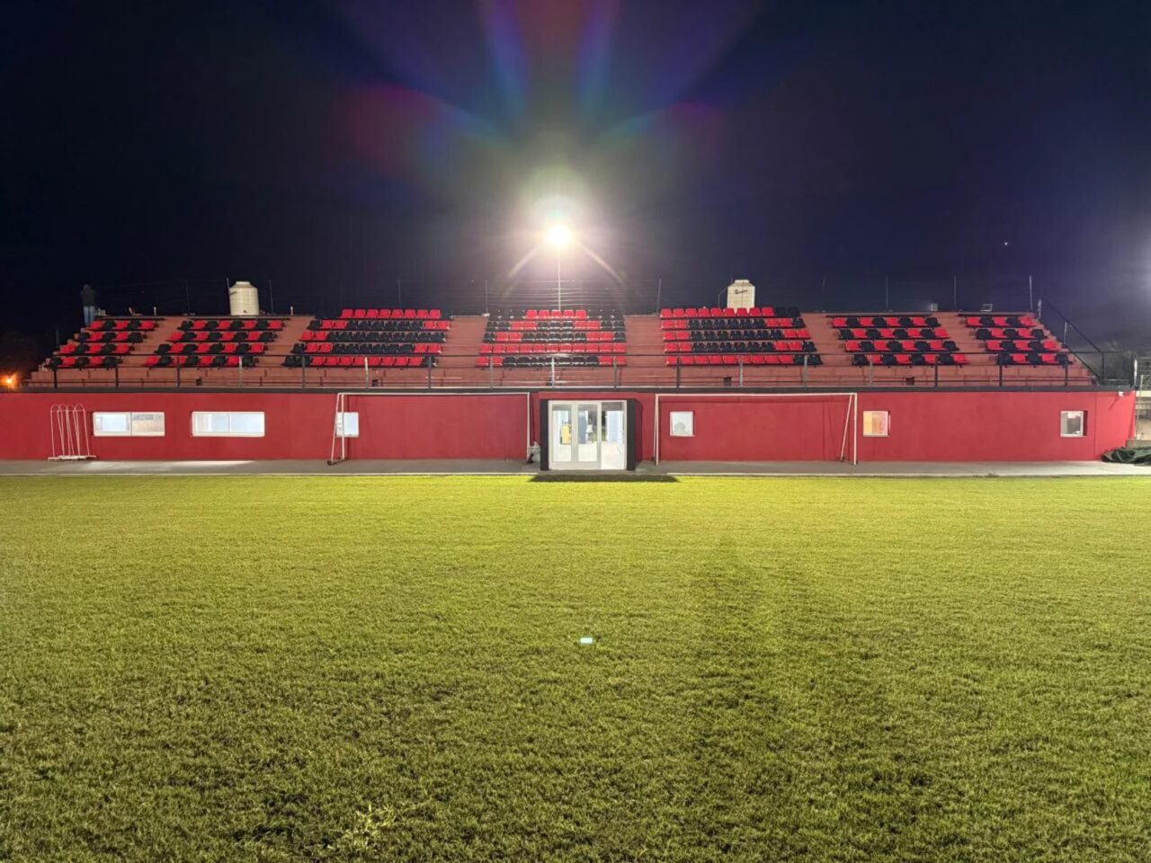 DEFENSORES DE ARMSTRONG INAUGURÓ SU NUEVO ESTADIO CON FIGURAS DEL FÚTBOL ARGENTINO