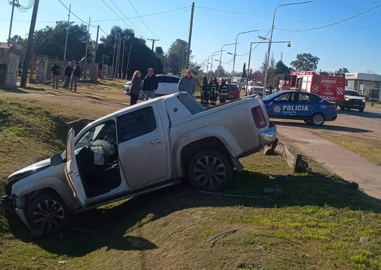TRES HERIDOS TRAS UN CHOQUE ENTRE UNA CAMIONETA Y UN AUTO EN LAS ROSAS
