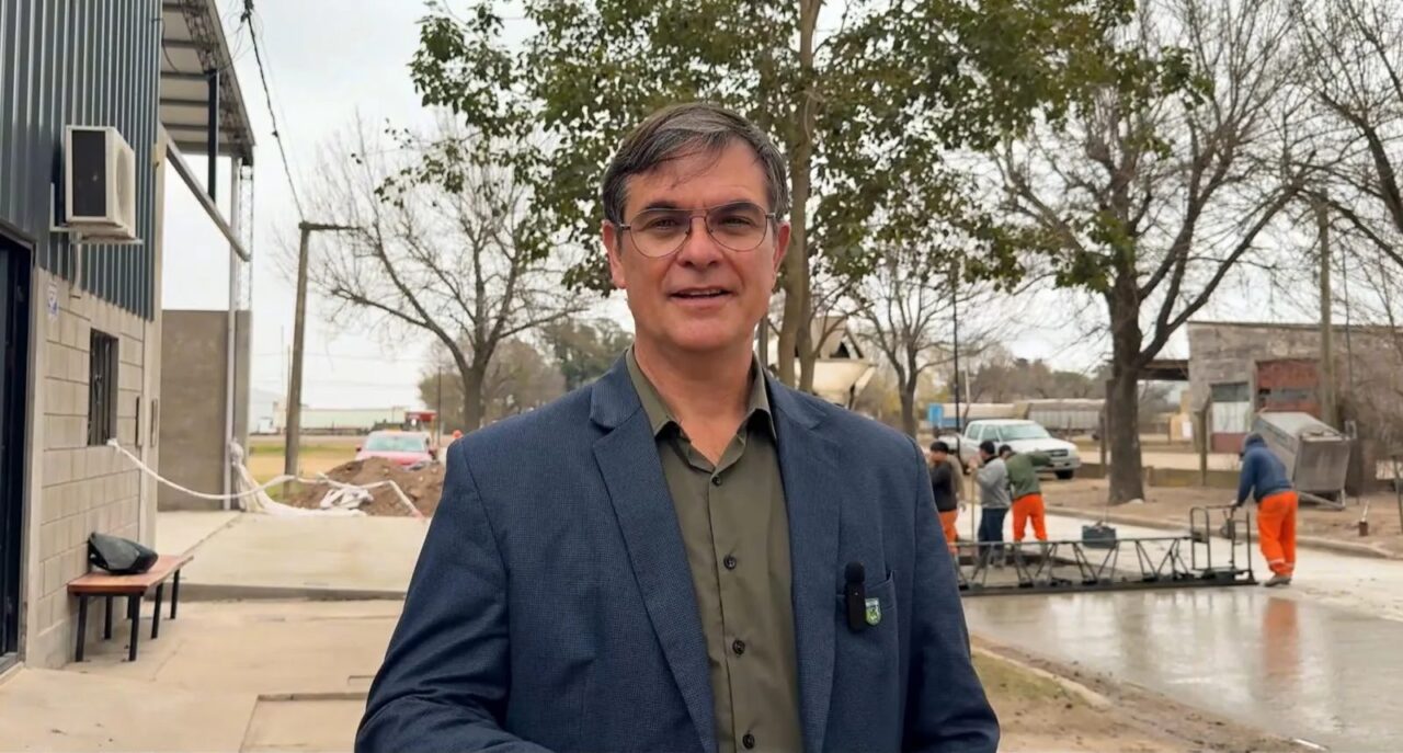 CALLE LAVALLE COMPLETAMENTE PAVIMENTADA Y AVANZAN LAS OBRAS EN EL LOTEO MUNICIPAL LAS ROSAS